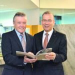 Bankdirektor Dieter Sommer (links) und Verwaltungsratspräsident Hannes Germann sind stolz auf das gute Geschäftsjahr 2013 der Ersparniskasse.Bild Rolf Fehlmann