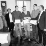 Der Meta-Preis-Initiant Ernst A. Müller und LCS-Präsident Peter Knöpfli (v. l.) sind dabei, als der Schaffhauser Ständerat Hannes Germann (ganz rechts) das LCS-Hochspringerteam mit Simon Sieber, Kevin Lenhard und Roman Sieber (v. r.) mit dem Meta-Preis 2011 auszeichnet.Bild H.C. Steinemann