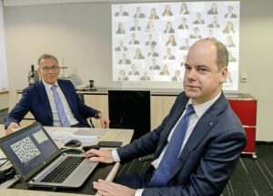 Hannes Germann (l.) und Beat Stöckli blicken auf ein erfolgreiches Geschäftsjahr 2018 der Ersparniskasse Schaffhausen zurück. BILD SELWYN HOFFMANN