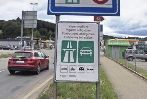 Pendler aus dem Hegau ärgert, dass sie für den kurzen Strassenabschnitt zwischen Thayngen und Herblingen eine Vignette benötigen. Manche suchen sich jetzt Schleichwege durch Thayngen. BILD ZVG